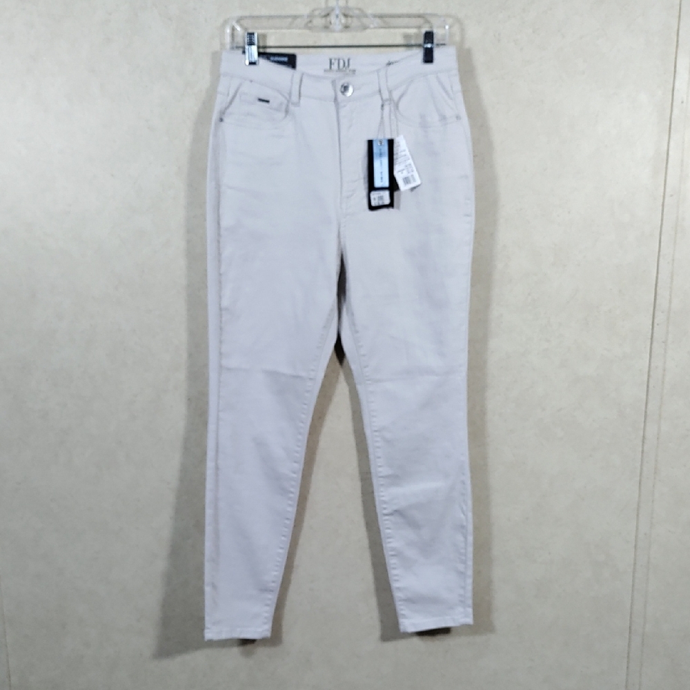 2/$10 04088 French Dressing tan Suzanne Slim Leg jeans 10 NWT